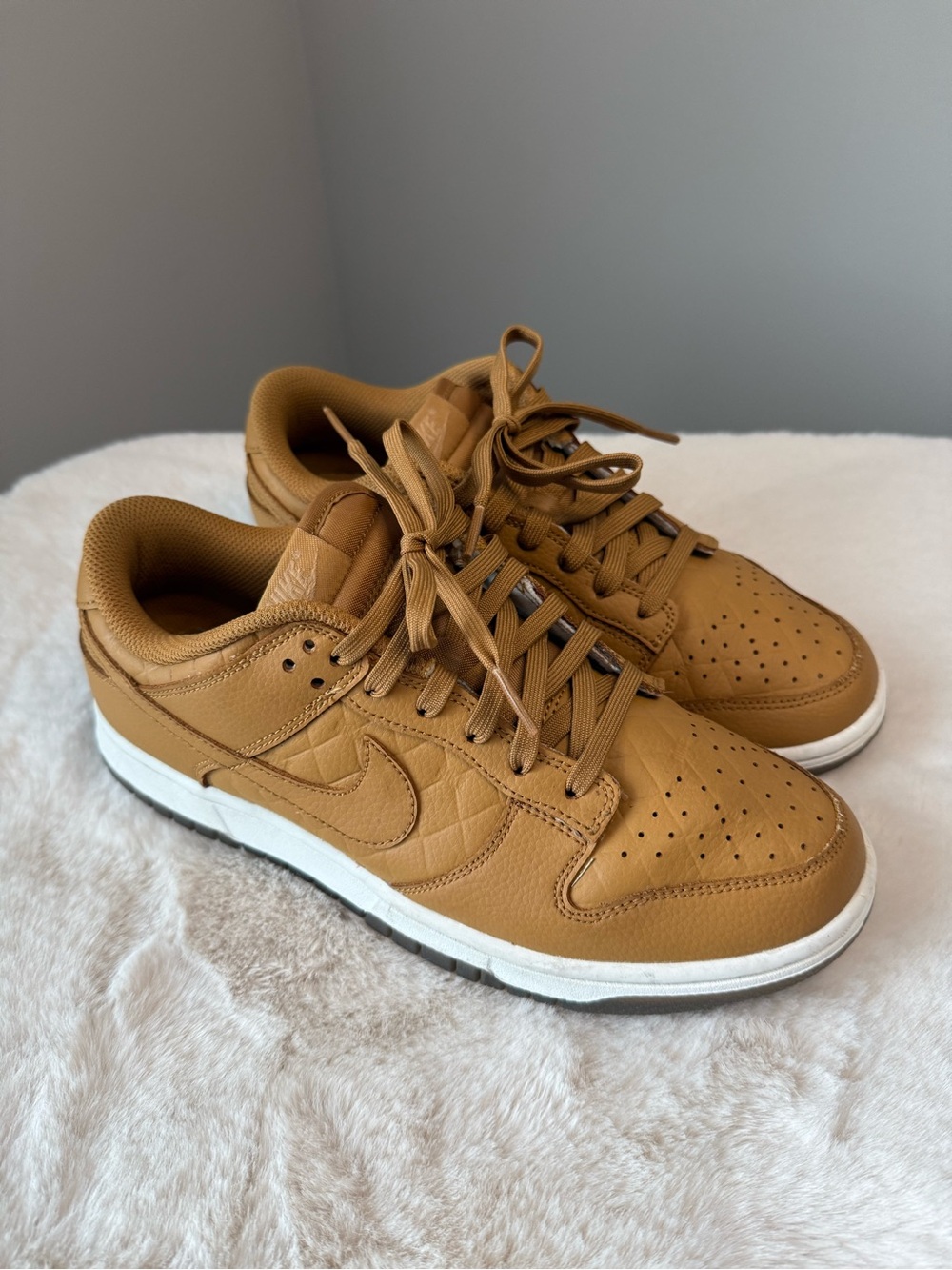 Nike Women’s Dunk Low Quilted Wheat Tan Leather Sneakers DX3374-700 - Picture 3 of 5